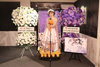 ファンからの贈り物とともに写真を撮る野島樺乃。(c)2021 Zest, inc.