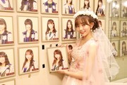 愛知・SKE48劇場の自身の壁写真を外す野島樺乃。(c)2021 Zest, inc.
