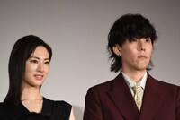 左から北川景子、野田洋次郎（RADWIMPS）。