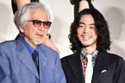 左から山田洋次、菅田将暉。