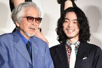 左から山田洋次、菅田将暉。