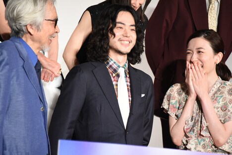 左から左から山田洋次、菅田将暉、永野芽郁。