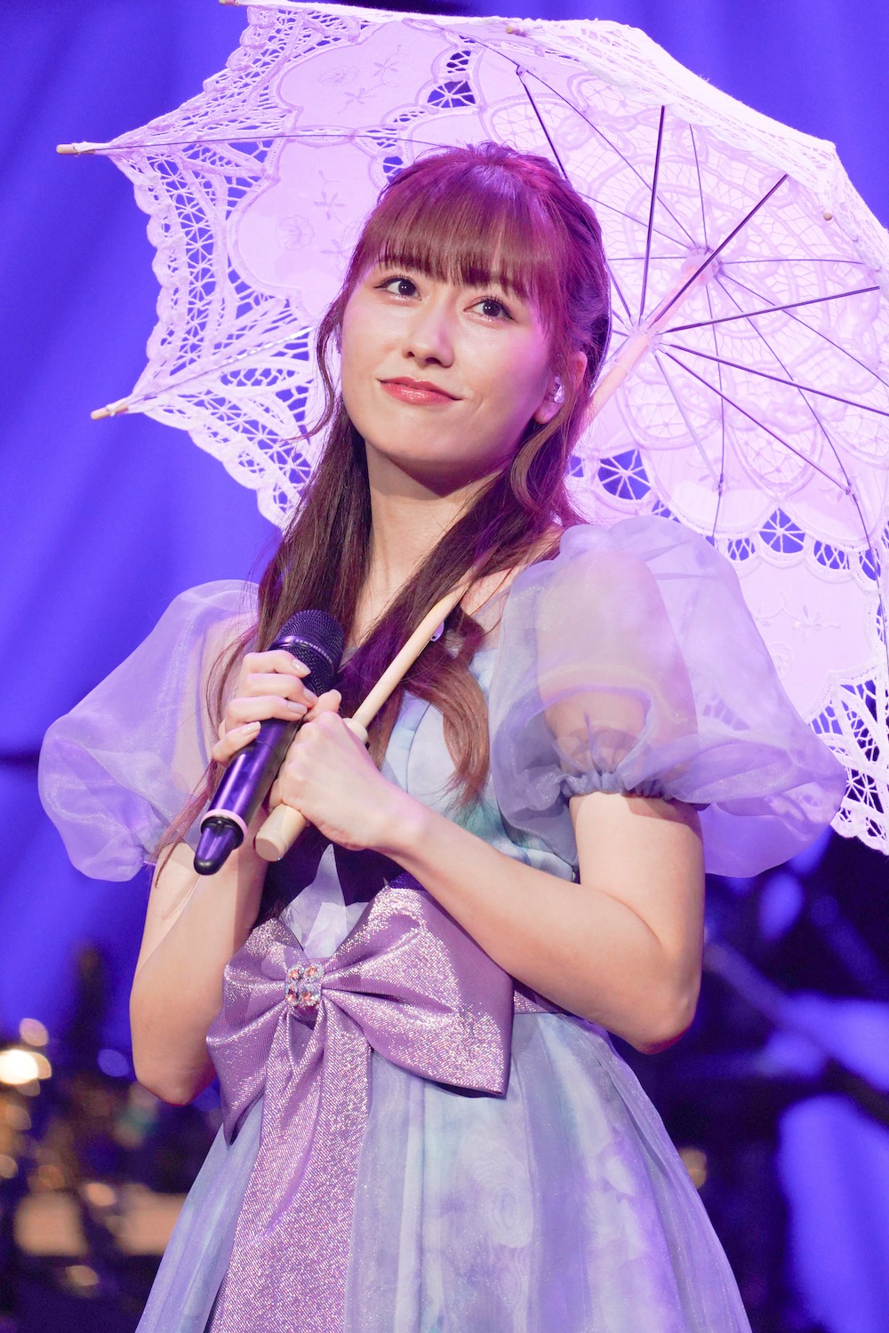 傘を手に持って歌う佐々木彩夏。