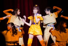 アメフラっシとB.O.L.Tのメンバーをバックに歌う佐々木彩夏。