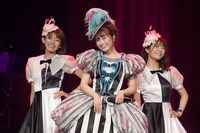 左から里菜（CROWN POP）、佐々木彩夏、三田美吹（CROWN POP）。