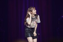 “あーりんコールペンライト”から発せられるコールを聞く佐々木彩夏。