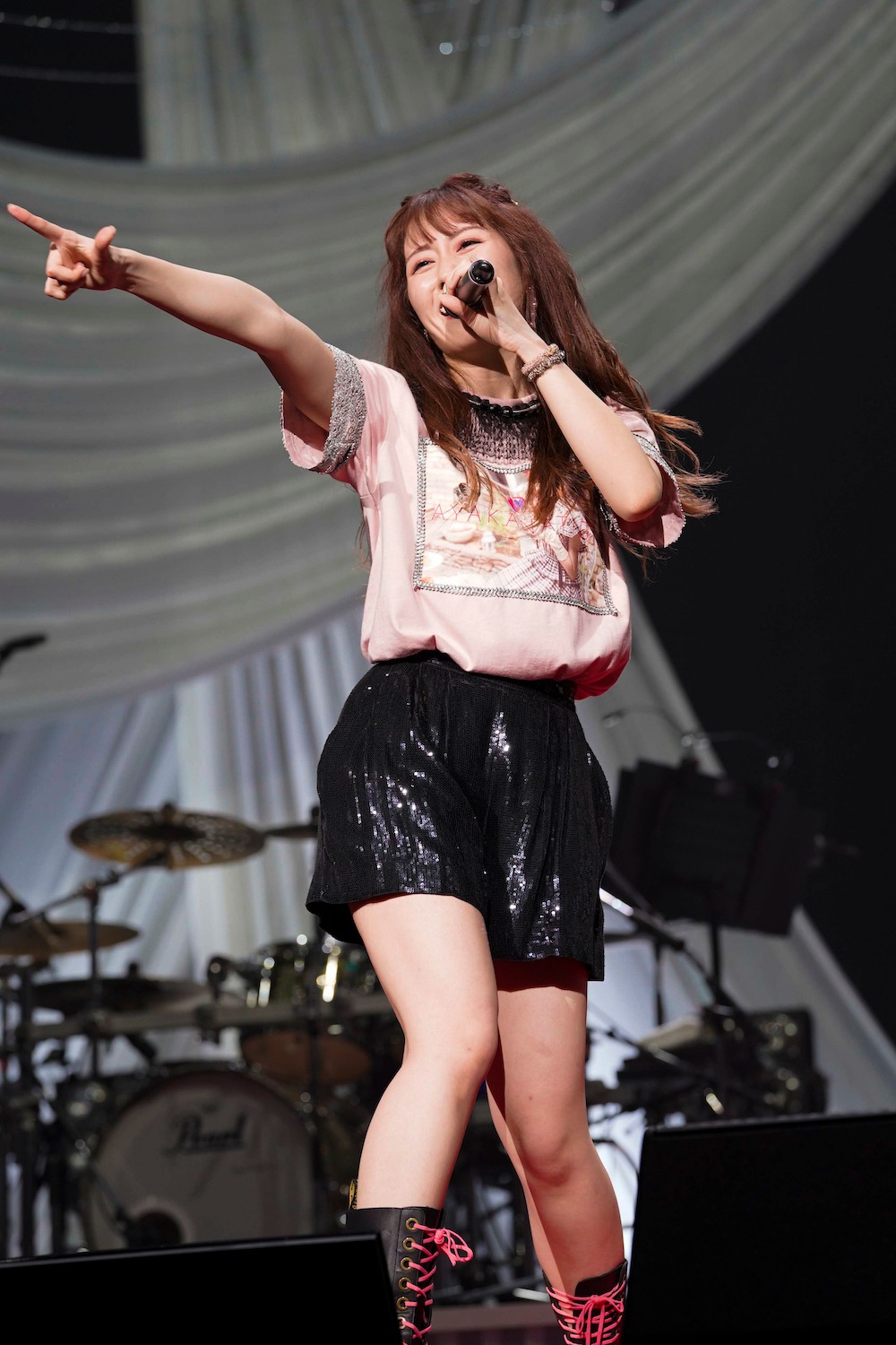 Zポーズを決める佐々木彩夏。