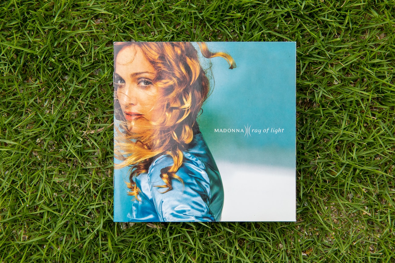 マドンナ「Ray Of Light」ジャケット