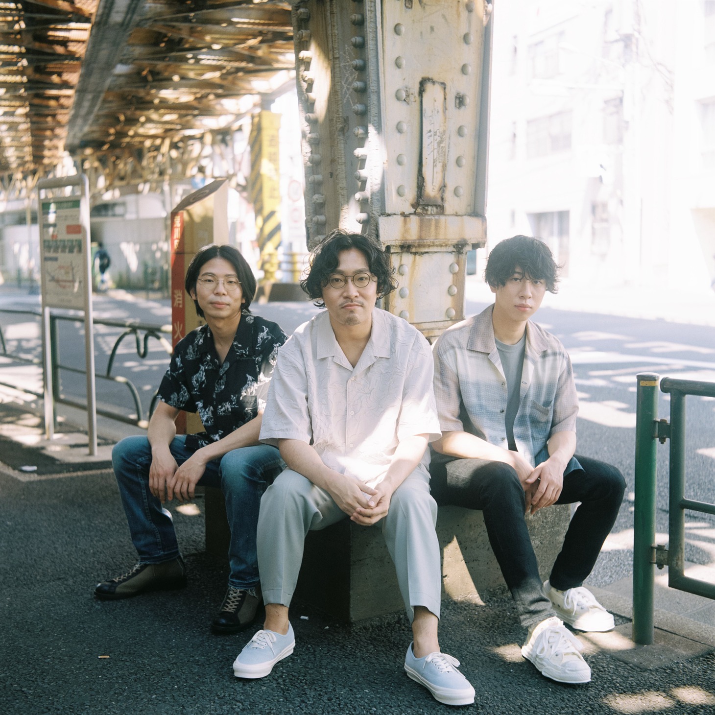 ズーカラデル。左から山岸りょう（Dr）、吉田崇展（Vo, G）、鷲見こうた（B）。