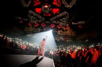 ソロ曲「diary」を歌うMIRI。（photo by Rui Hashimoto）