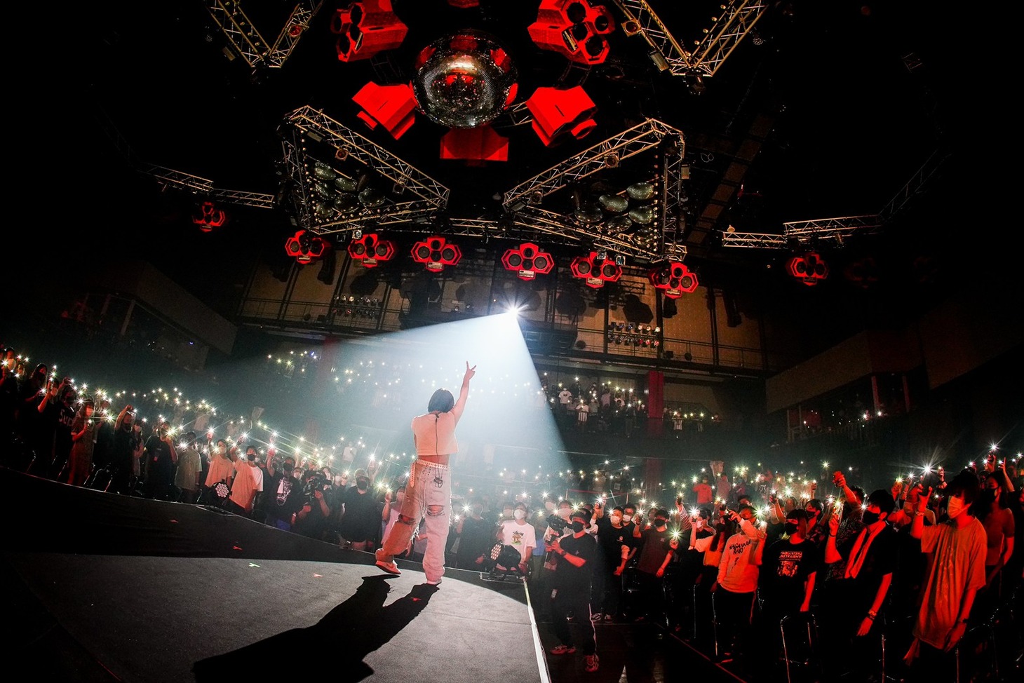 ソロ曲「diary」を歌うMIRI。（photo by Rui Hashimoto）