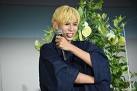 引いたくじを袖にしまうラウール。