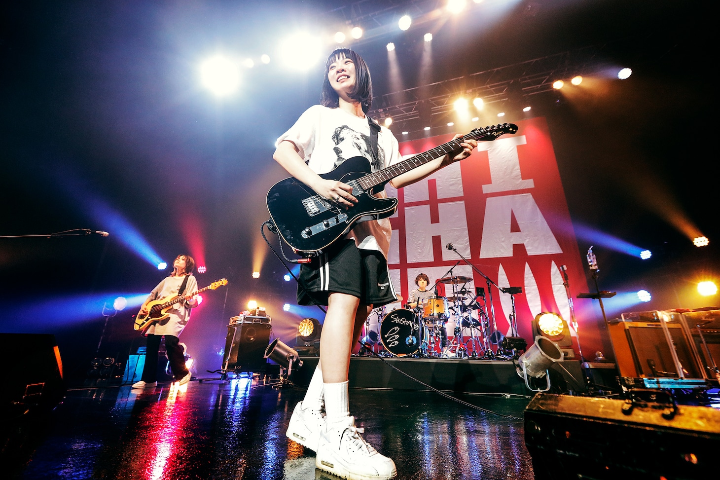 SHISHAMOのライブ写真。