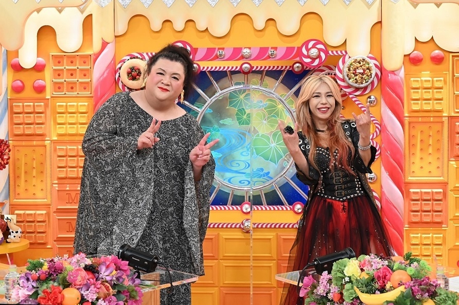 左からマツコ・デラックス、寺田恵子（SHOW-YA）。