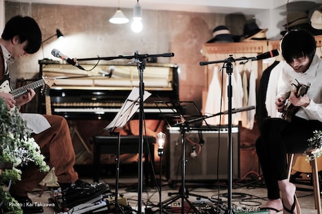 左から西田修大、君島大空。