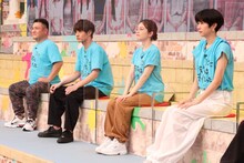 左から山崎弘也（アンタッチャブル）、赤楚衛二、小芝風花、佐久間由衣。(c)フジテレビ