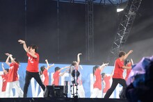 「Rising Sun -2020-」を踊るEXILE TETSUYA（左）、EXILE USA（右）。