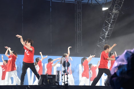 「Rising Sun -2020-」を踊るEXILE TETSUYA(左)、EXILE USA(右)。