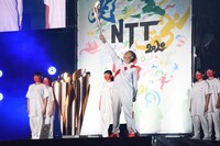 聖火を掲げるEXILE USA。