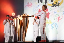 聖火皿に点火するEXILE USA。