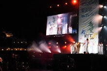 聖火皿に点火するEXILE USA。