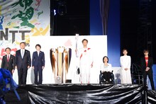 左から黒岩祐治知事、日本オリンピック委員会の山下泰裕会長、東京オリンピック・パラリンピック競技大会組織委員会の橋本聖子会長、EXILE USA、田口亜希、石原さとみ、EXILE TETSUYA。