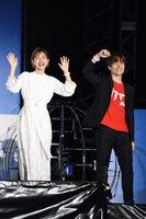 左から石原さとみ、EXILE TETSUYA。