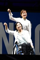 「Choo Choo TRAIN」を踊る石原さとみと田口亜希。