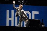 「Choo Choo TRAIN」を踊るEXILE TETSUYA。