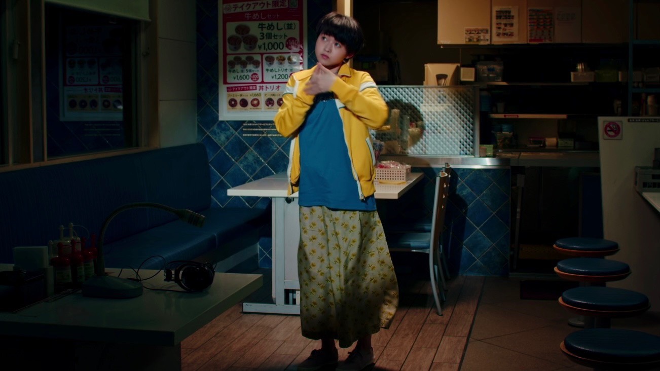 ドラマ「お耳に合いましたら。」第1話「松屋」店内で踊る美園（伊藤万理華）。(c)「お耳に合いましたら。」製作委員会