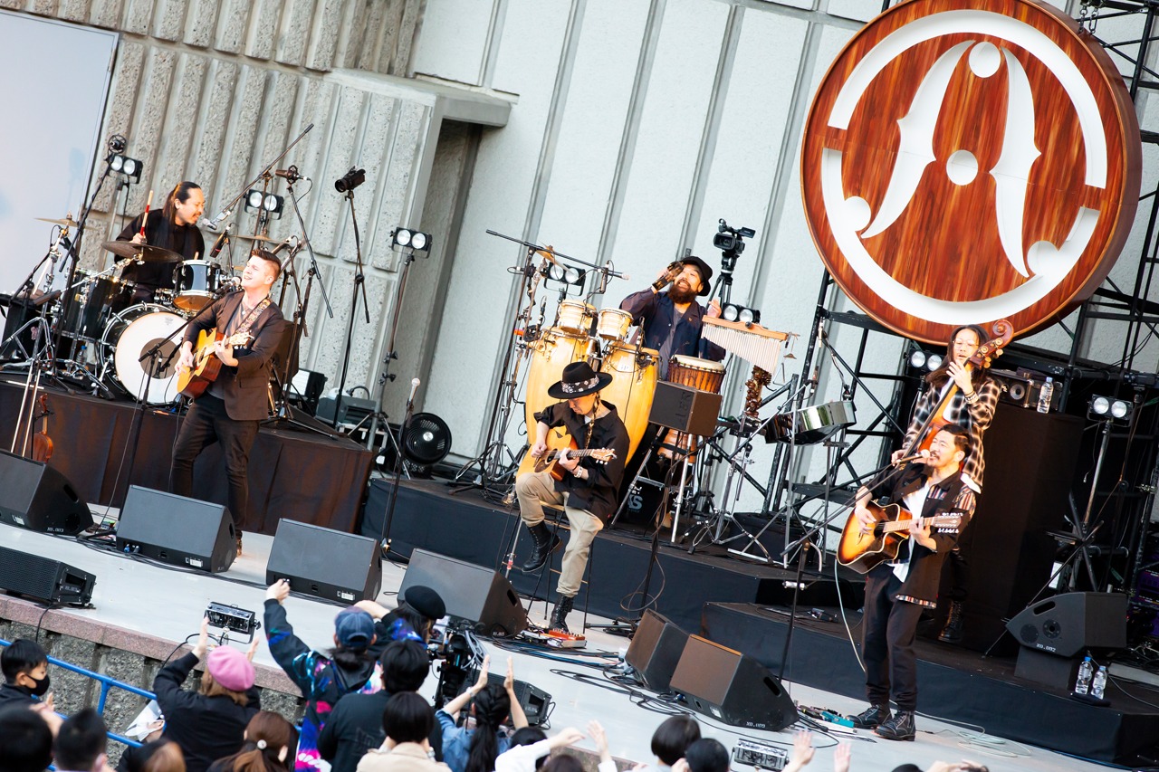 OAU「TOUR 2021 -Re:New Acoustic Life- FINAL」の様子。