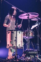 ミズグチハルキ（Dr, Per, Piano）（撮影：森好弘）