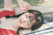 松村沙友理写真集「次、いつ会える?」紀伊國屋書店版裏表紙 (c)マガジンハウス(撮影:三瓶康友)
