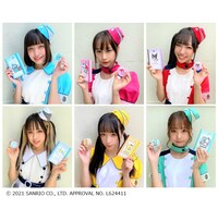 サンリオキャラクターのコスメグッズを持つクマリデパート。