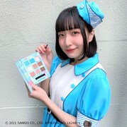 サンリオキャラクターズ アイシャドウメイク帳を持つ早桜ニコ。