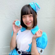 サンリオキャラクターズ フェイスパウダーを持つ早桜ニコ。