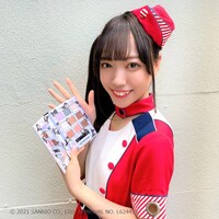 サンリオキャラクターズ アイシャドウメイク帳を持つ小田アヤネ。