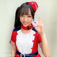 サンリオキャラクターズ フェイスパウダーを持つ小田アヤネ。