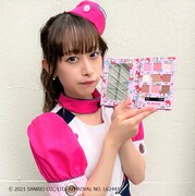 サンリオキャラクターズ アイシャドウメイク帳を持つ優雨ナコ。