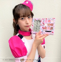 サンリオキャラクターズ アイシャドウメイク帳を持つ優雨ナコ。