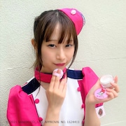 サンリオキャラクターズ フェイスパウダーを持つ優雨ナコ。