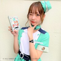 サンリオキャラクターズ アイシャドウメイク帳を持つ七瀬マナ。