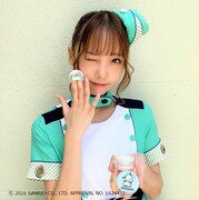 サンリオキャラクターズ フェイスパウダーを持つ七瀬マナ。