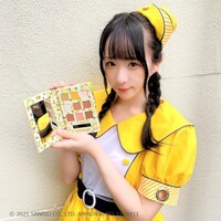 サンリオキャラクターズ アイシャドウメイク帳を持つ山乃メイ。