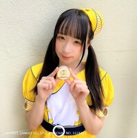 サンリオキャラクターズ フェイスパウダーを持つ山乃メイ。