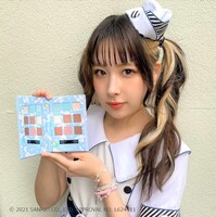 サンリオキャラクターズ アイシャドウメイク帳を持つ楓フウカ。