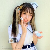 サンリオキャラクターズ フェイスパウダーを持つ楓フウカ。