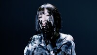 鈴華ゆう子「カンパニュラ」ミュージックビデオより。