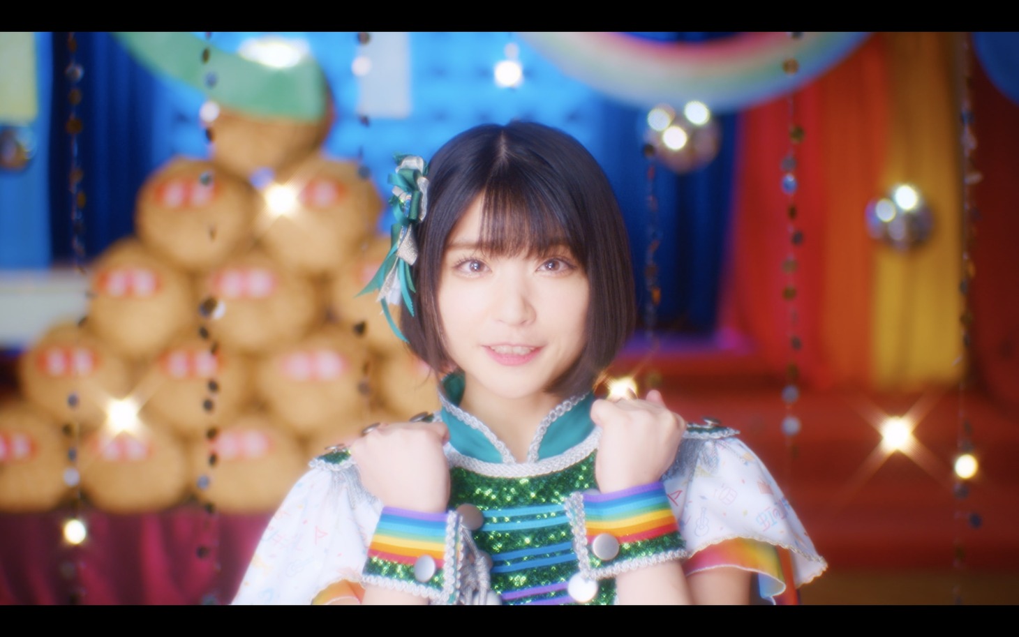 虹のコンキスタドール「美味いものファンクラブ」MVより。