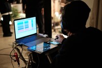 「Ohzora Kimishima × Shuta Nishida Live at W/M basement」撮影現場より。